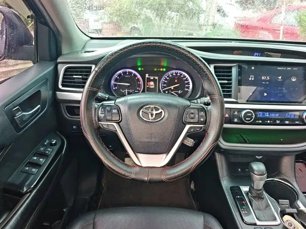 Toyota Highlander — фото 11