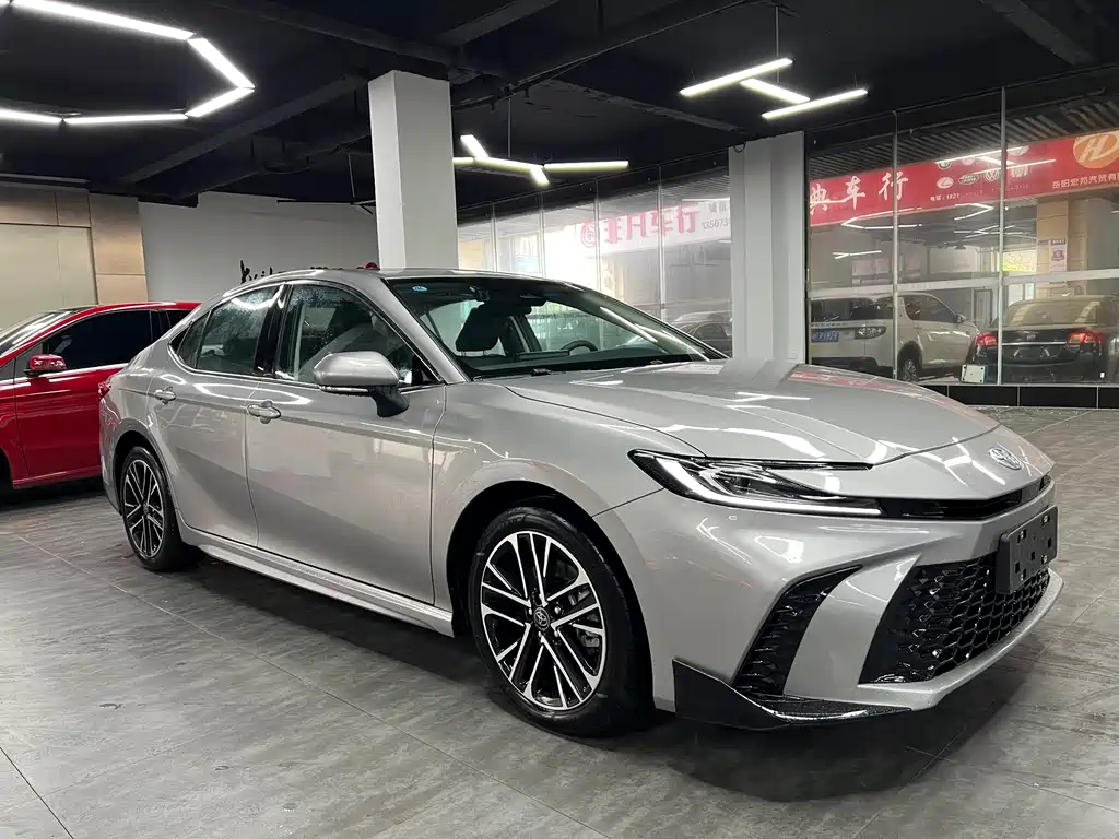 Toyota Camry — фото 2