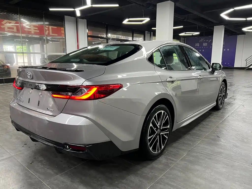 Toyota Camry — фото 9