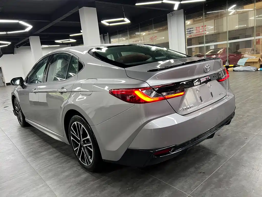 Toyota Camry — фото 10
