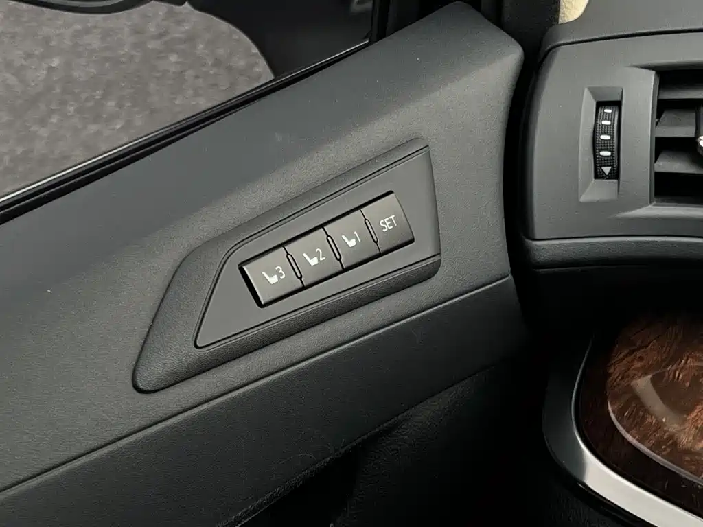Toyota Alphard — фото 11