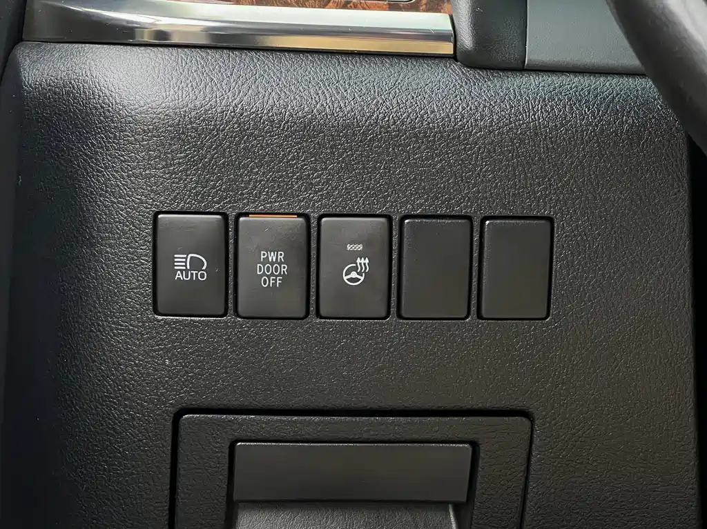 Toyota Alphard — фото 17