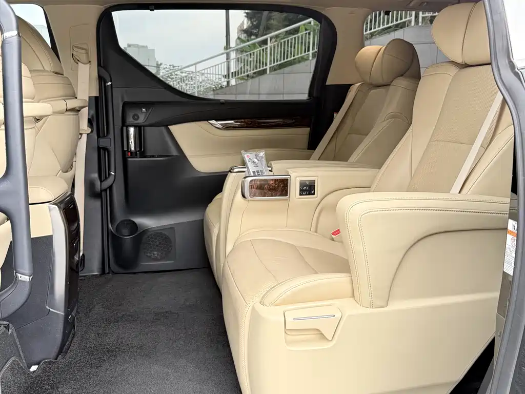 Toyota Alphard — фото 20