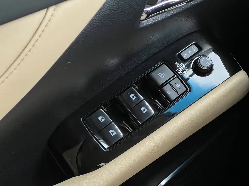Toyota Alphard — фото 21