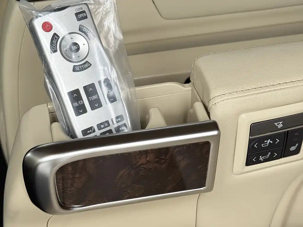 Toyota Alphard — фото 24