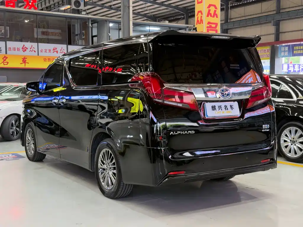 Toyota Alphard — фото 4