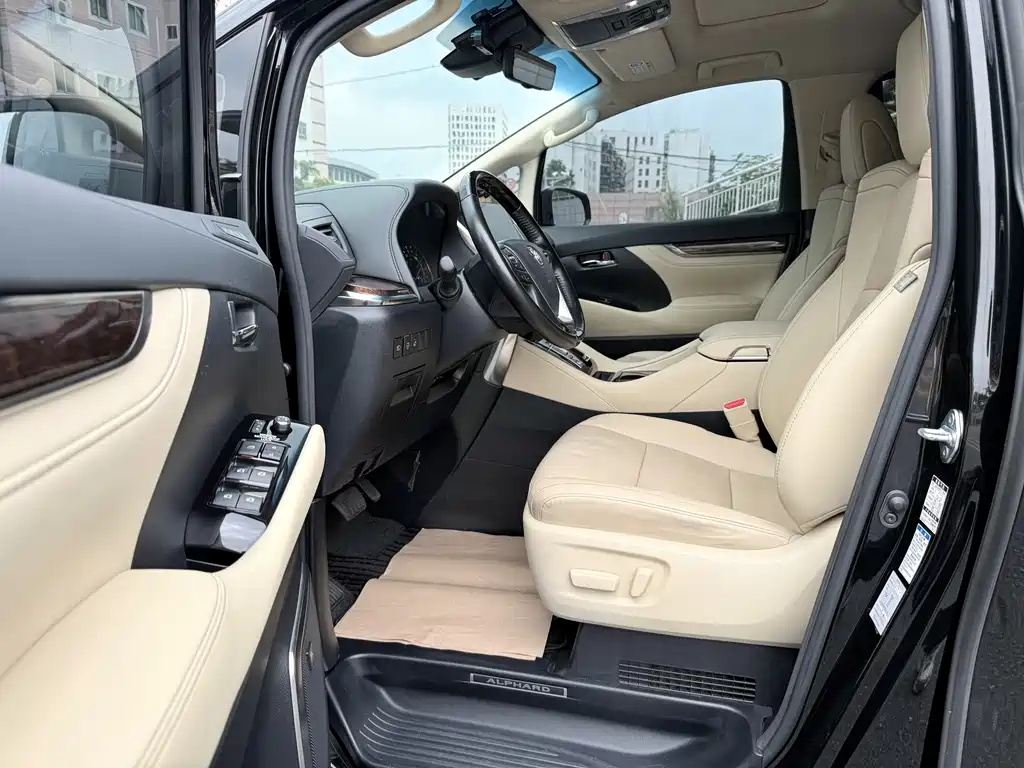 Toyota Alphard — фото 7