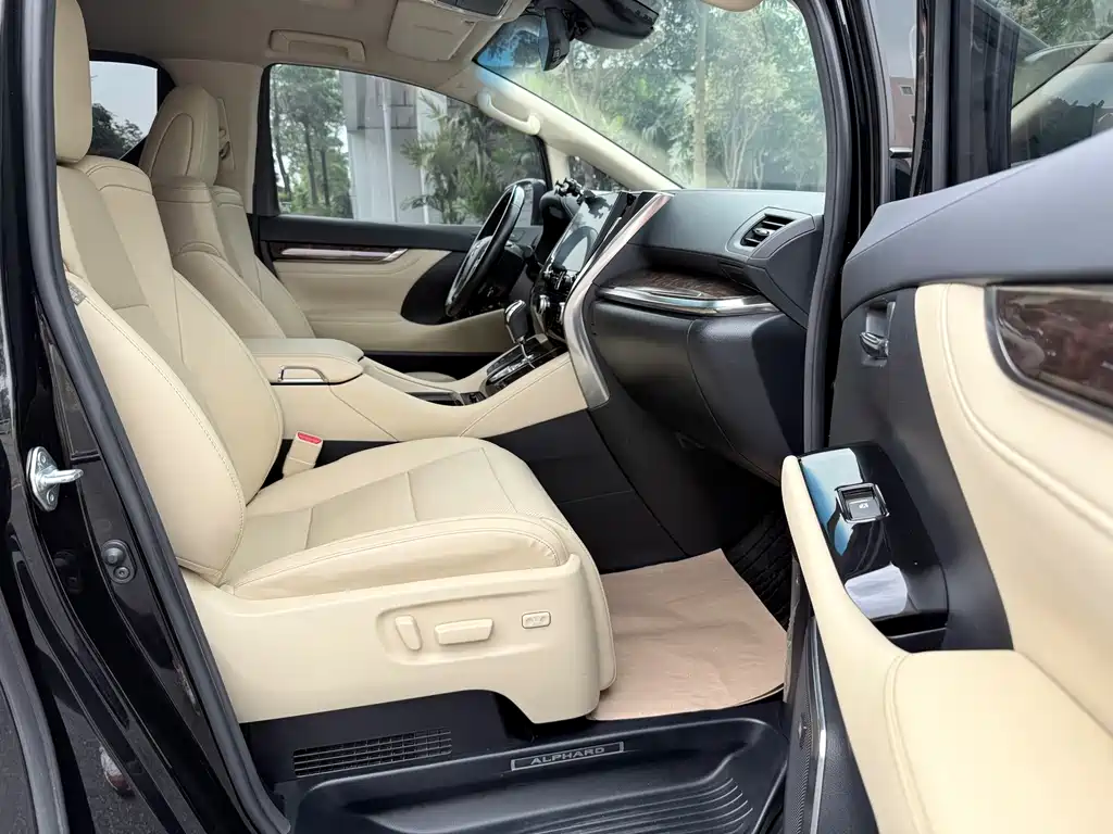 Toyota Alphard — фото 9