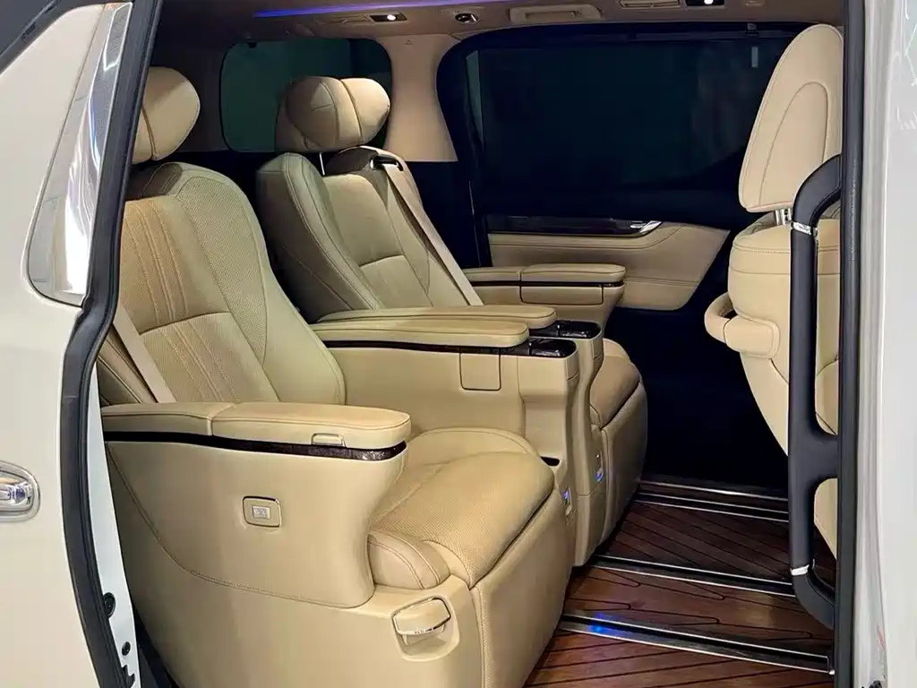 Toyota Alphard — фото 13
