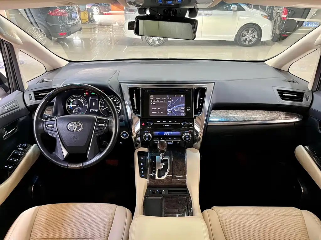 Toyota Alphard — фото 18