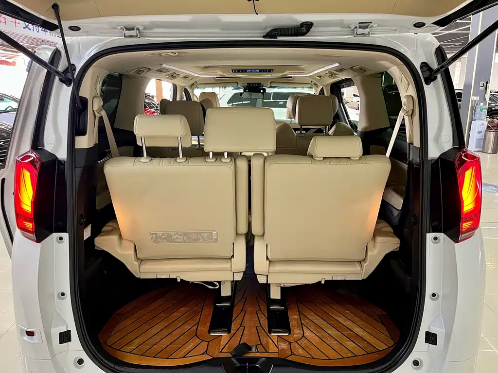 Toyota Alphard — фото 19