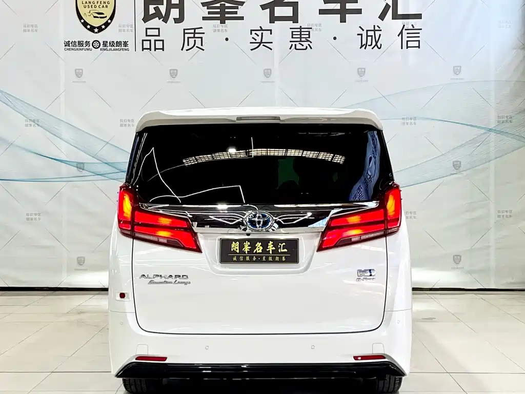 Toyota Alphard — фото 5