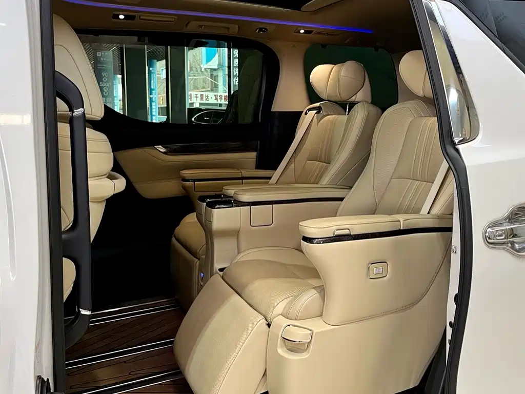 Toyota Alphard — фото 10