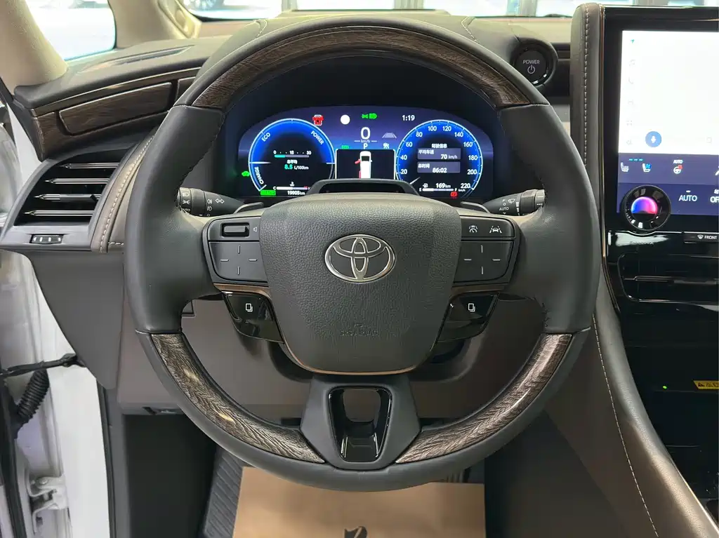 Toyota Alphard — фото 11