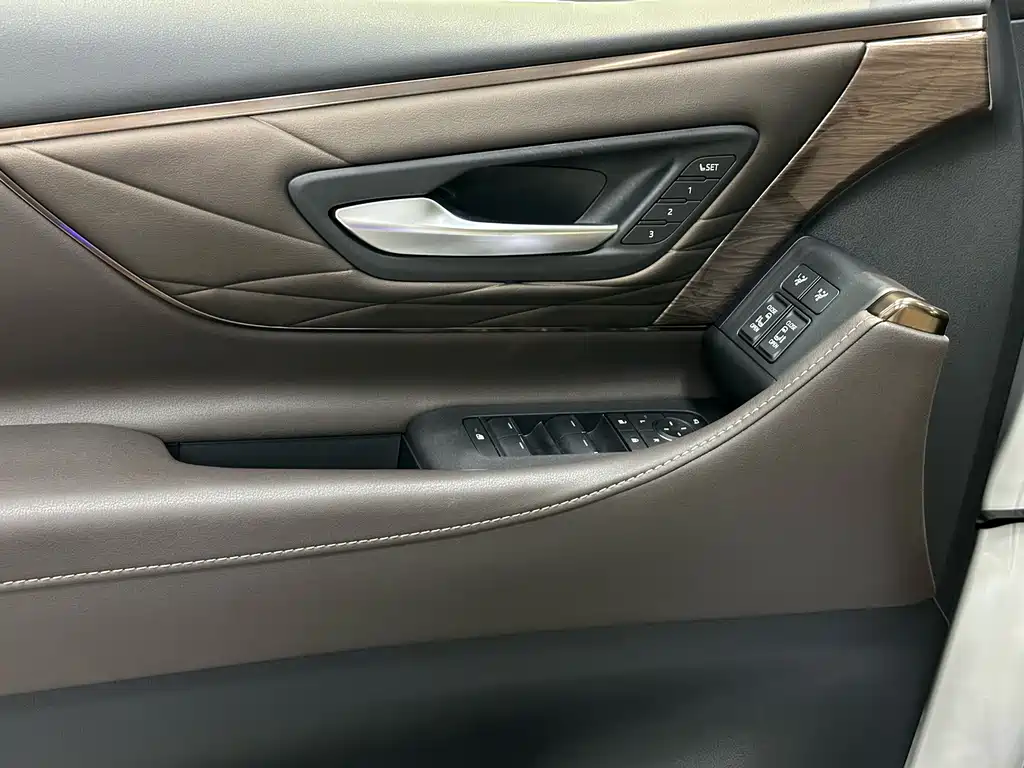 Toyota Alphard — фото 17