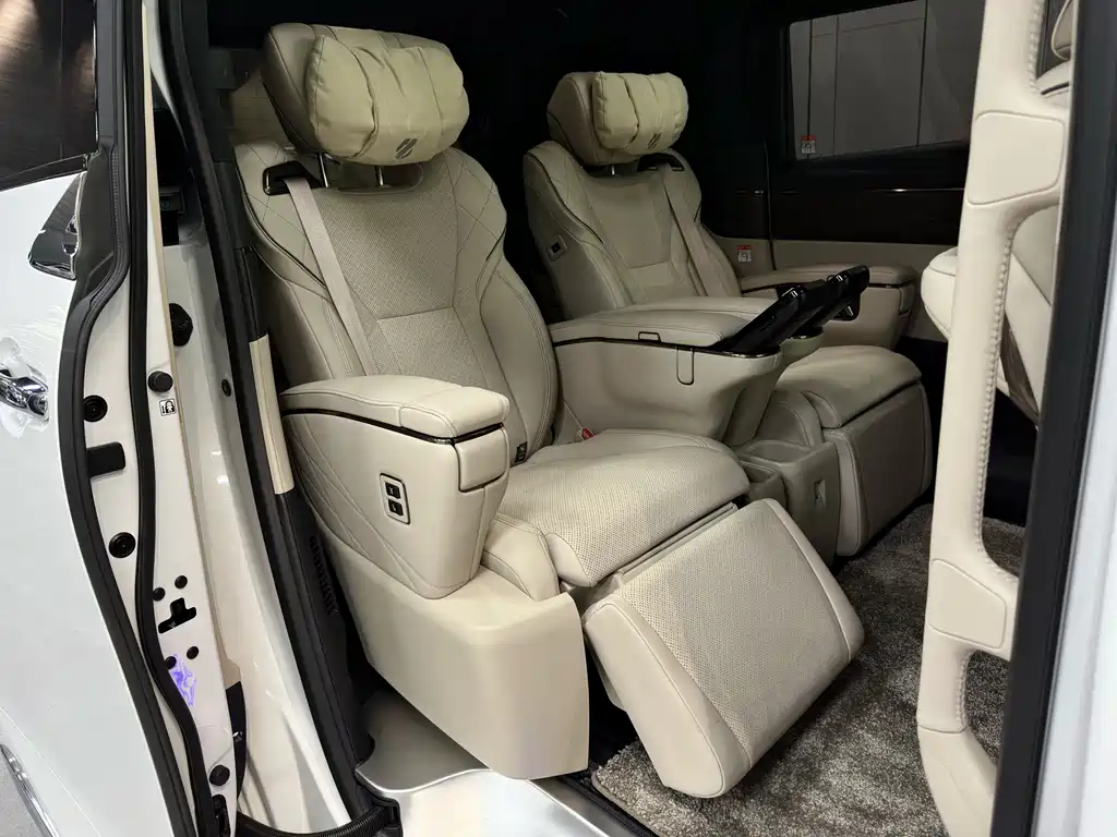 Toyota Alphard — фото 19