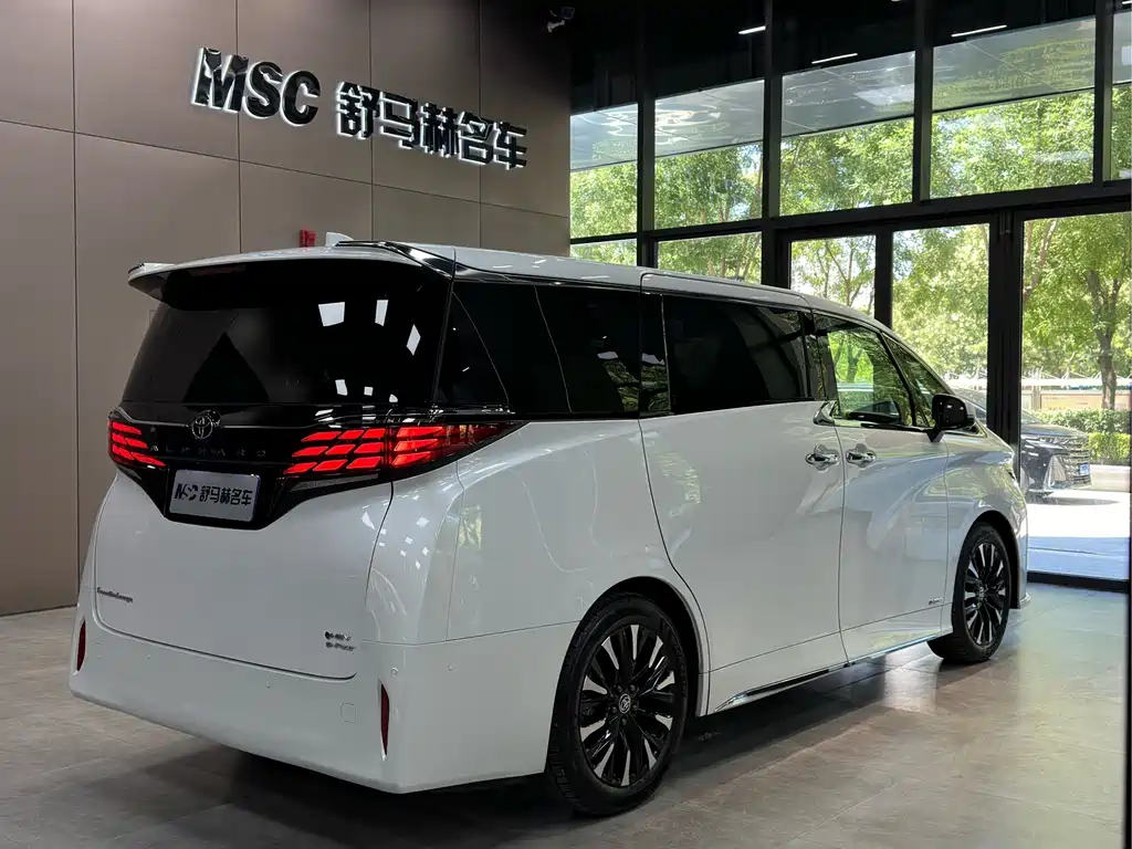 Toyota Alphard — фото 4