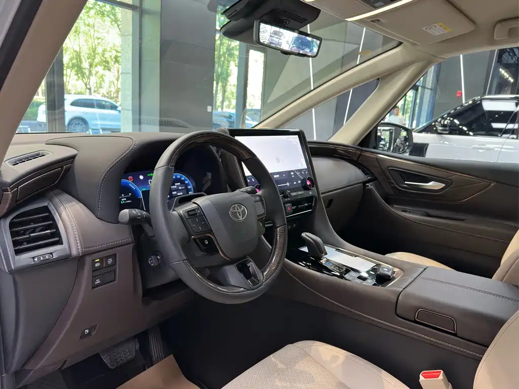 Toyota Alphard — фото 8