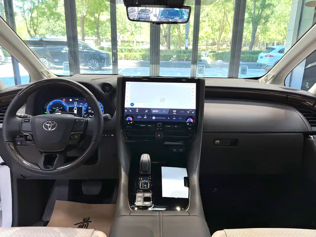 Toyota Alphard — фото 9