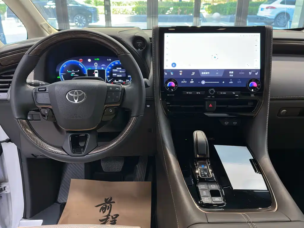 Toyota Alphard — фото 10