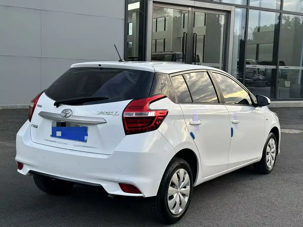 Toyota Yaris L — фото 15
