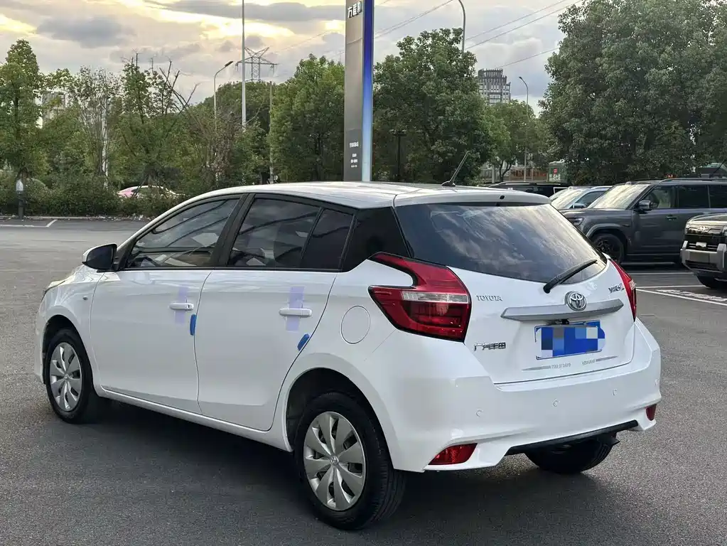 Toyota Yaris L — фото 17