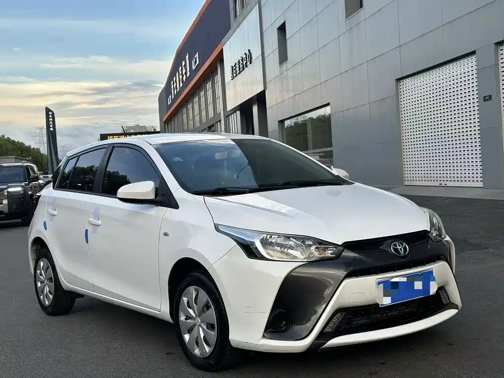 Toyota Yaris L — фото 3