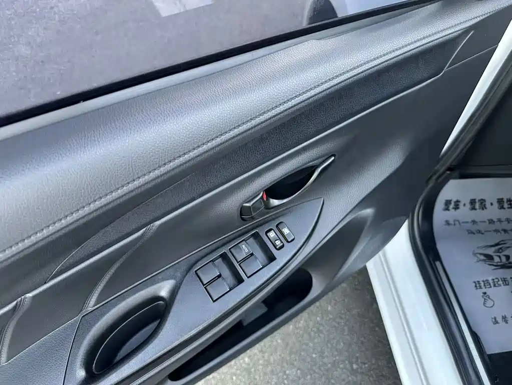 Toyota Yaris L — фото 4