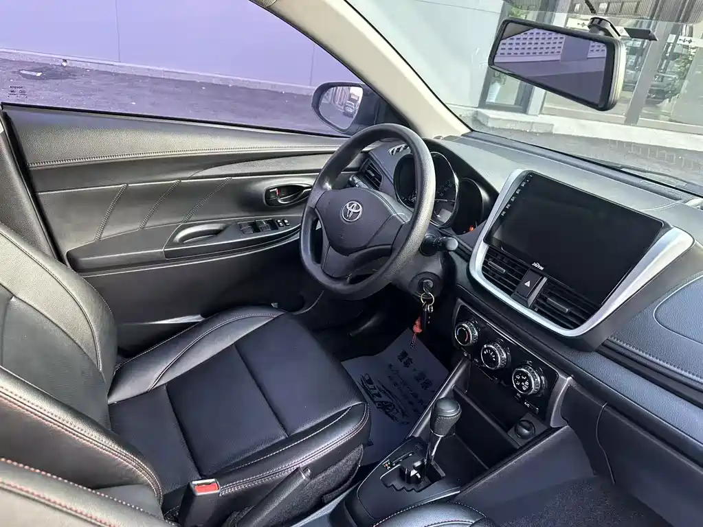 Toyota Yaris L — фото 10