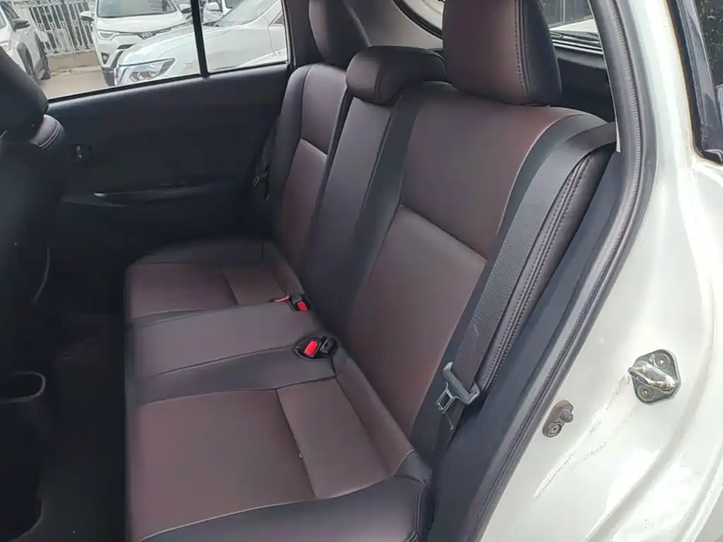 Toyota Yaris L — фото 17