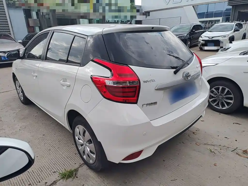 Toyota Yaris L — фото 5