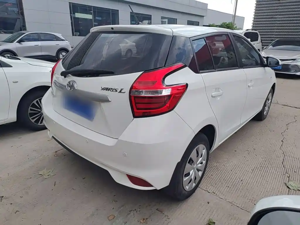 Toyota Yaris L — фото 7