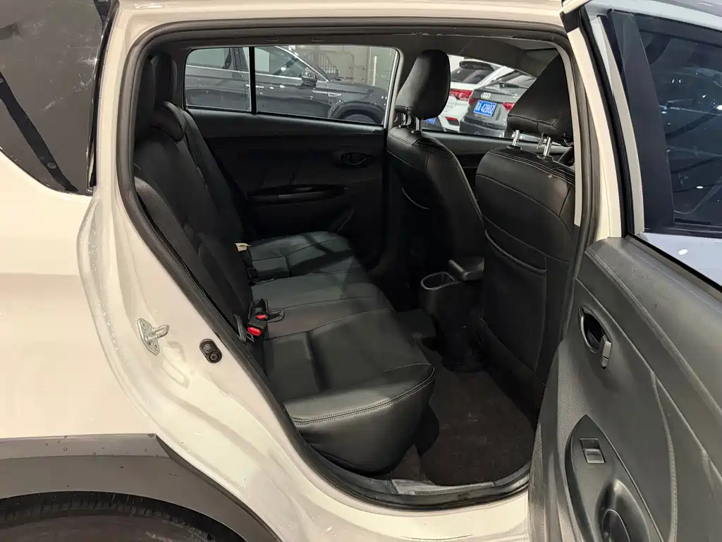 Toyota Yaris L — фото 11