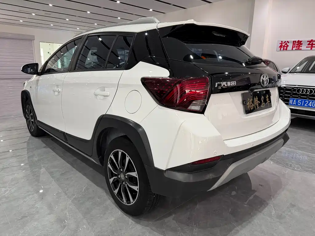 Toyota Yaris L — фото 4