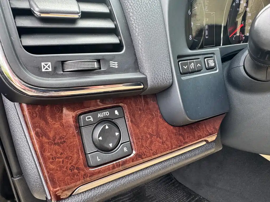 Toyota Crown — фото 6