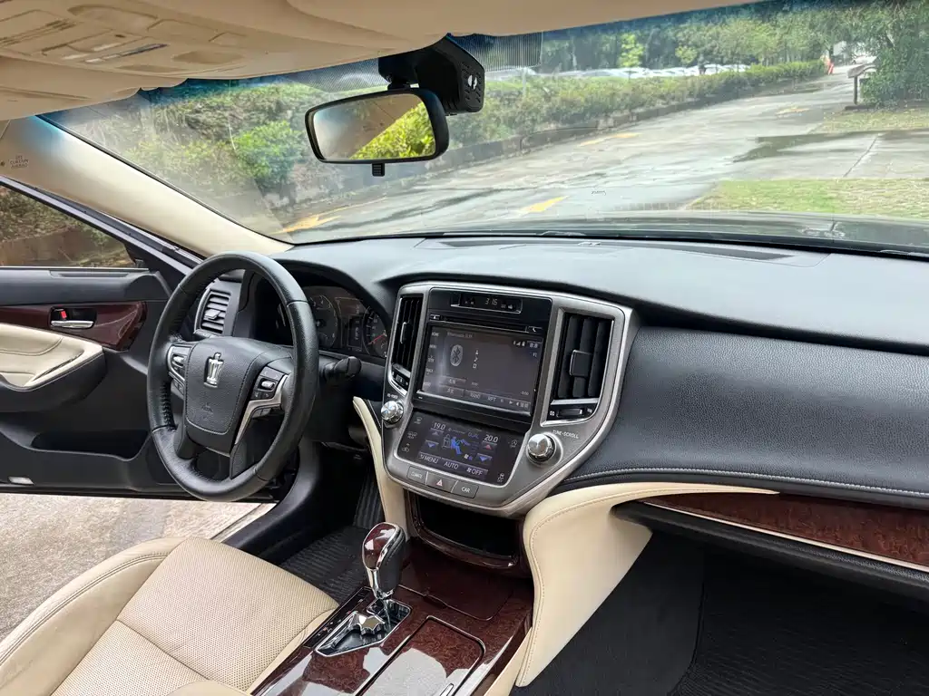 Toyota Crown — фото 10
