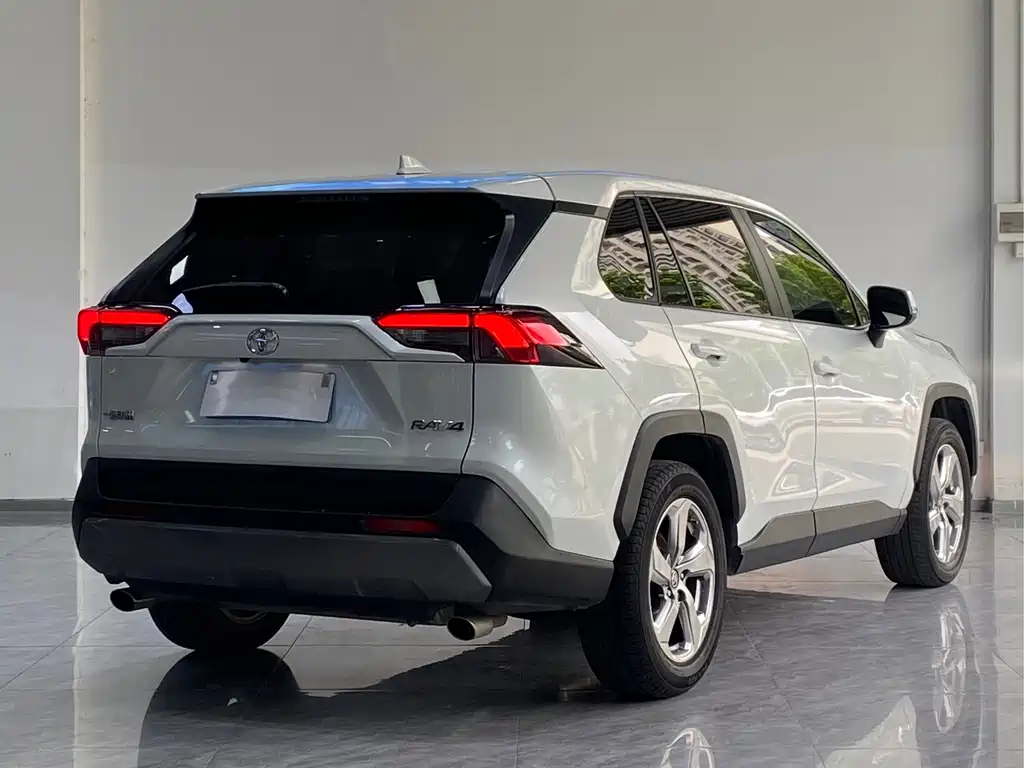 Toyota RAV4 — фото 3