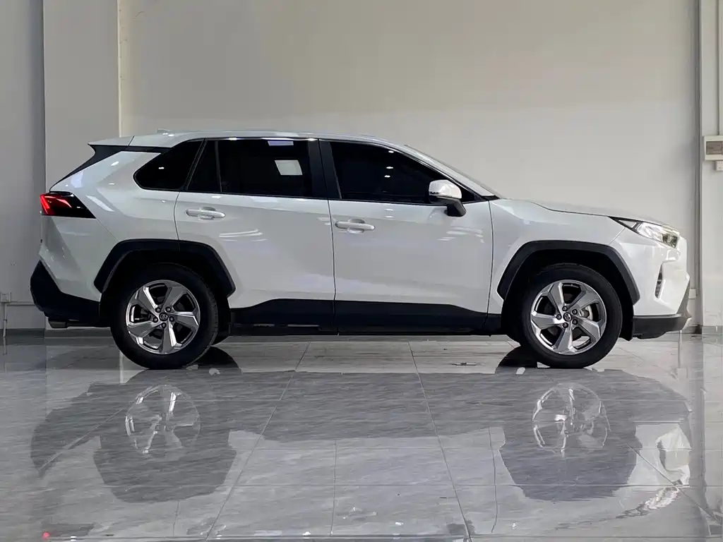 Toyota RAV4 — фото 5