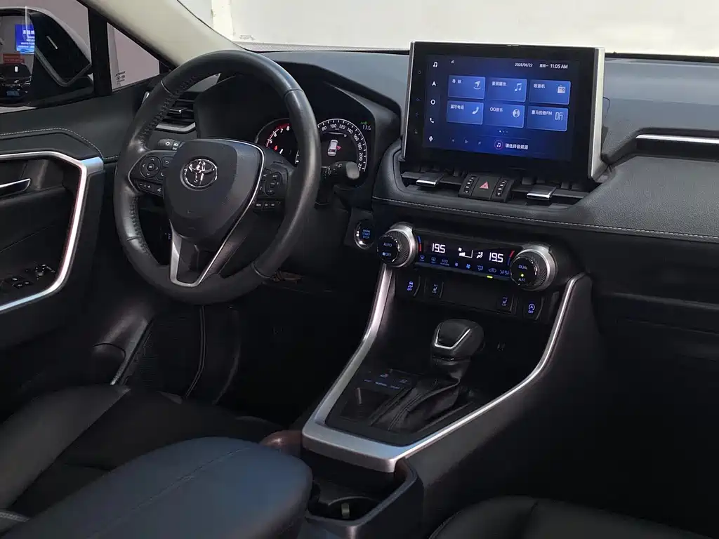 Toyota RAV4 — фото 8