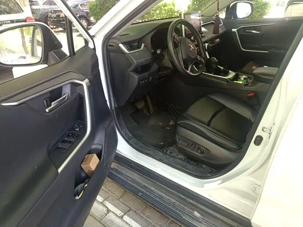 Toyota RAV4 — фото 14