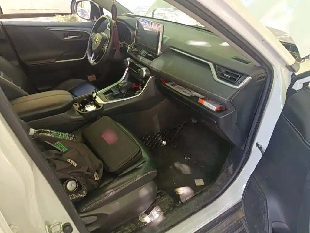 Toyota RAV4 — фото 20