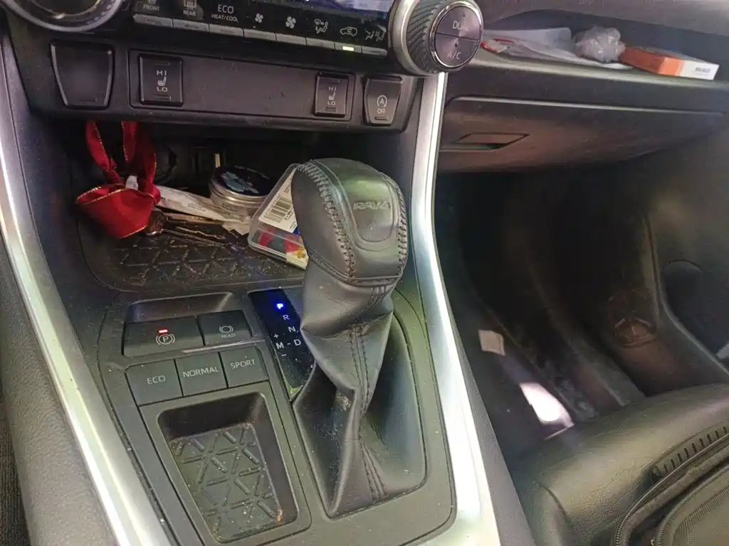 Toyota RAV4 — фото 7