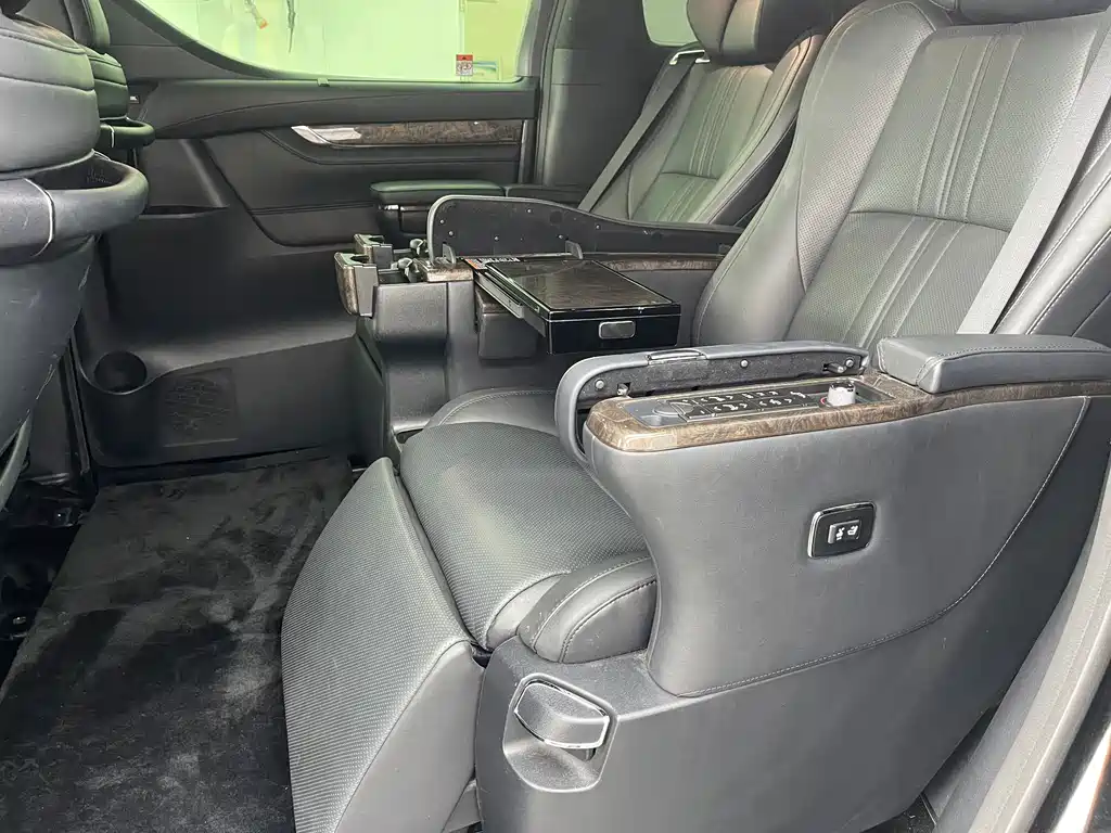 Toyota Vellfire — фото 5