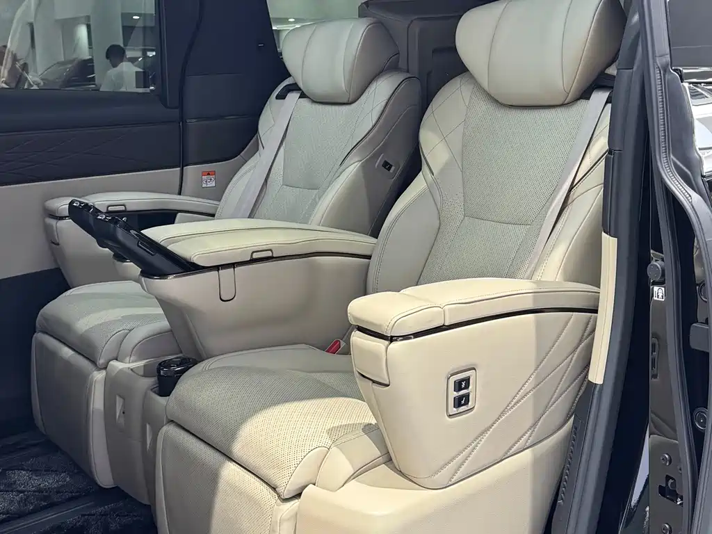 Toyota Alphard — фото 13