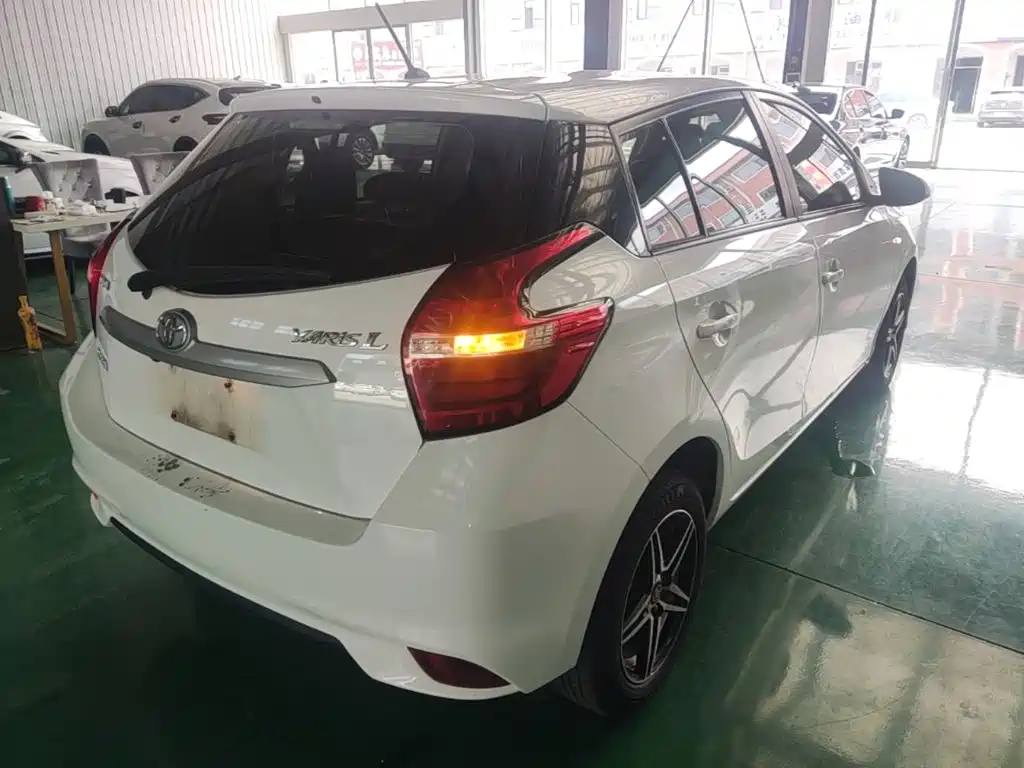 Toyota Yaris L — фото 7