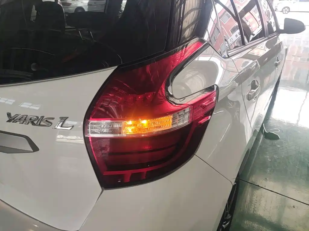 Toyota Yaris L — фото 8