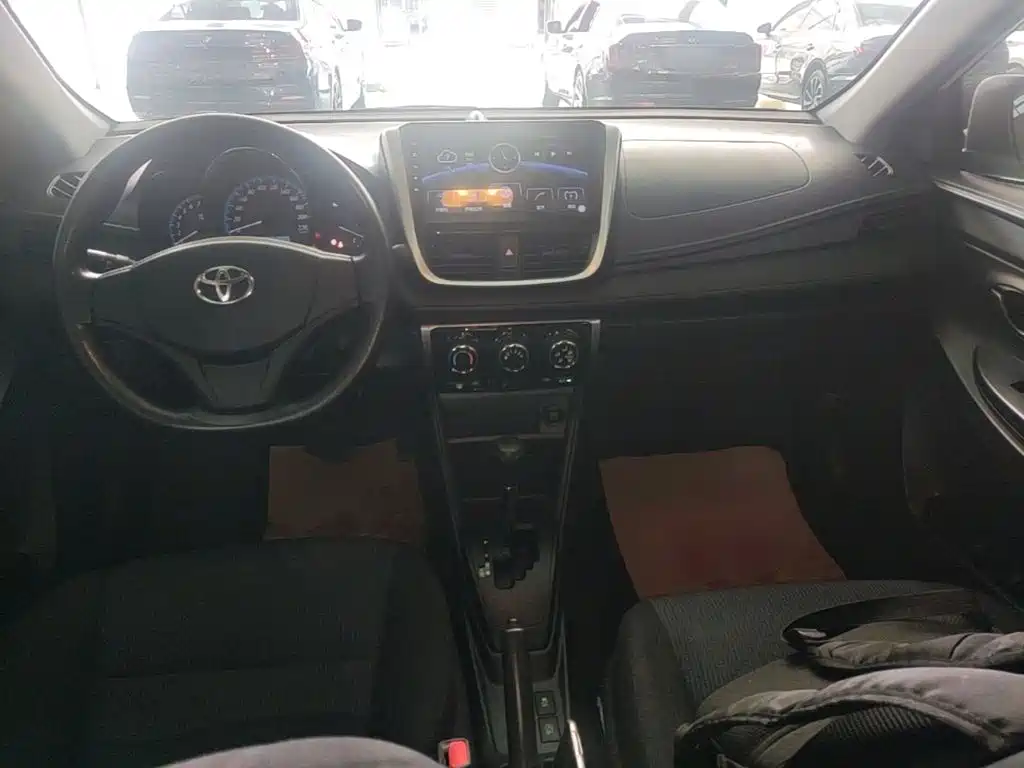 Toyota Yaris L — фото 10