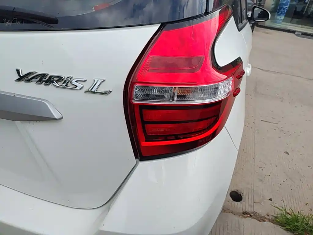 Toyota Yaris L — фото 8