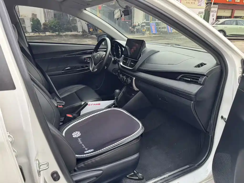 Toyota Yaris L — фото 6