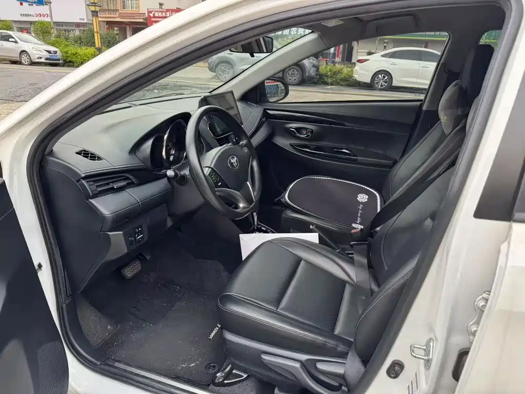 Toyota Yaris L — фото 7